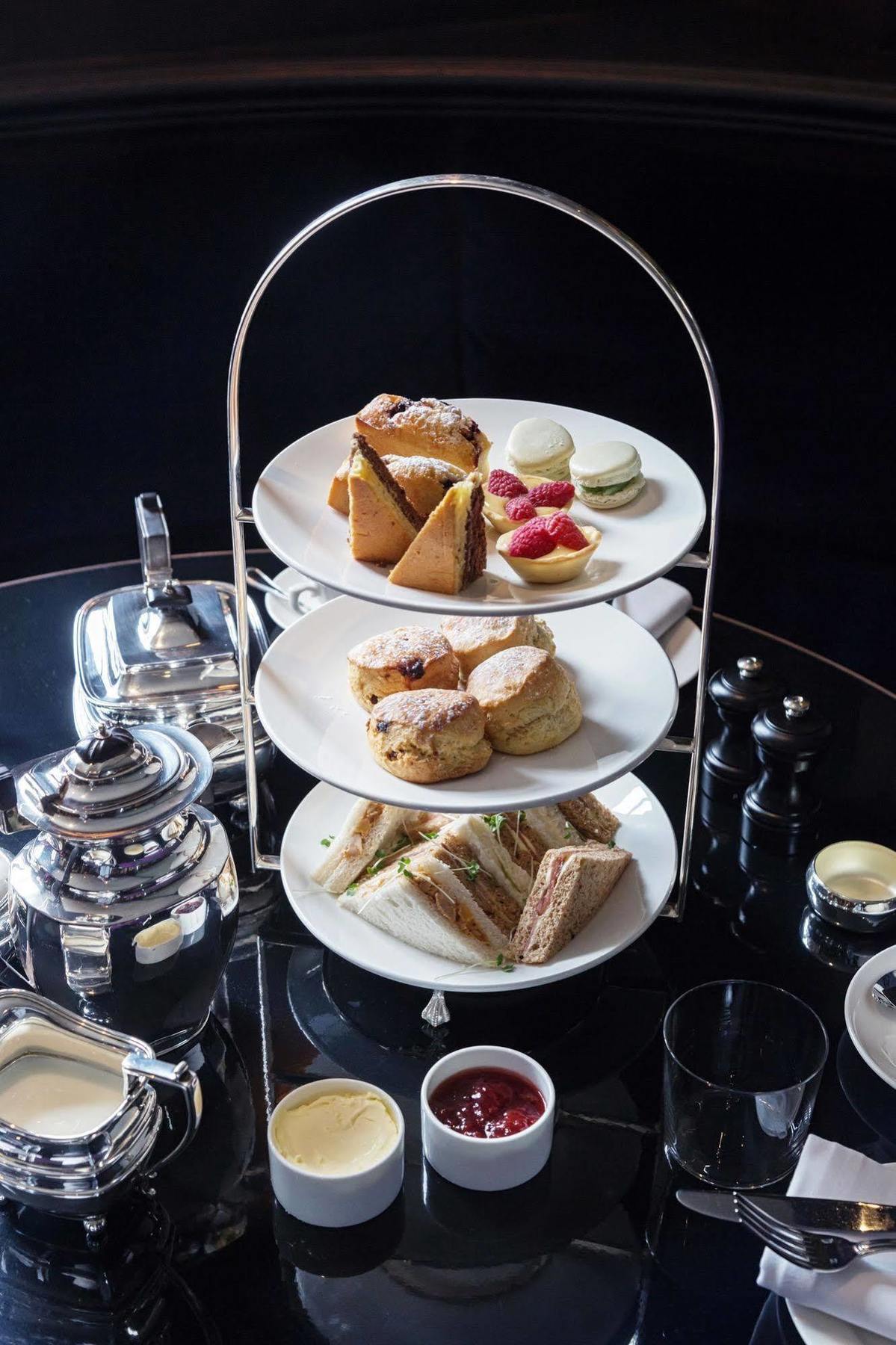 Old Parsonage Hotel Oxford Dış mekan fotoğraf Afternoon tea at the Ritz