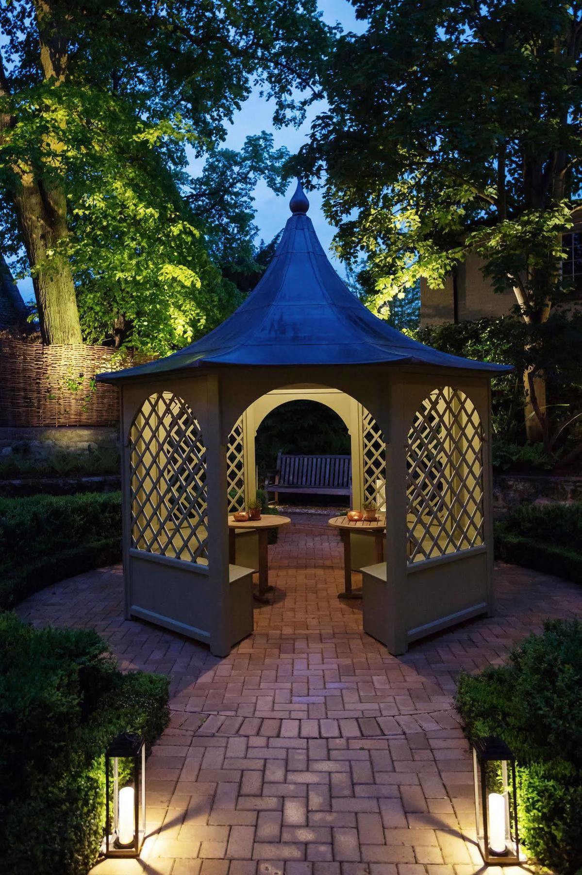 Old Parsonage Hotel Oxford Dış mekan fotoğraf The gazebo at night